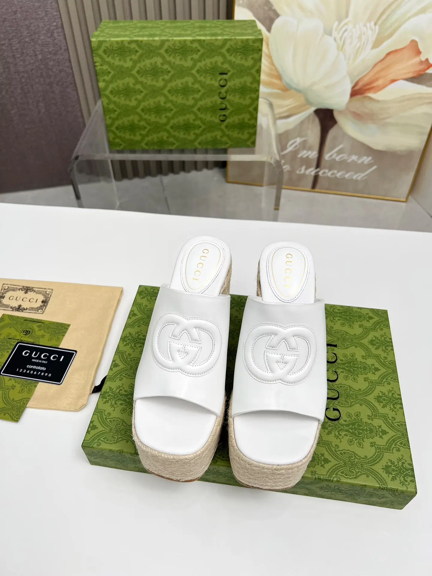 👟👟Ex-factory price 460👟👟 Gucci's new slippers, fashionable, high-end and full of personality✅ Very stable, comfortable and durable for daily use, convenient and unique for daily matching, a must-have classic for summer, the upper is made of GUCCI brand stitching Fabric: cowhide Lining/foot pad: sheepskin Water platform height: 11cm Color: black, white, brown Code number: 35-42 (41 and 42 need to be customized) Packaging: Comes with cloth bag and card.